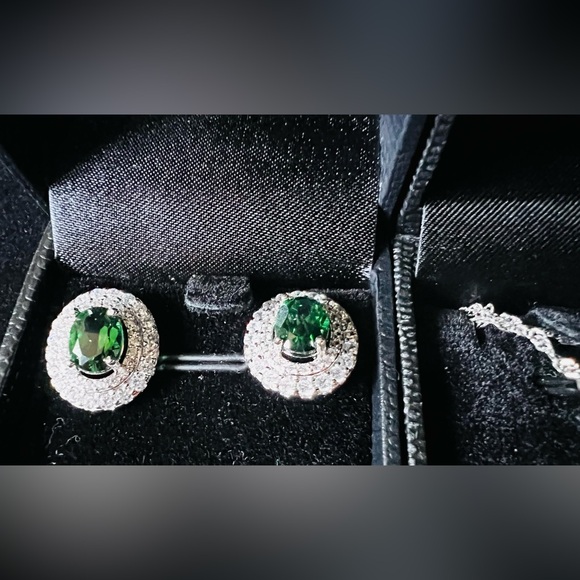 Gold Coast Platinum Plated Emulator Diamond & Emerald Necklace & Earring Set - Picture 3 of 8